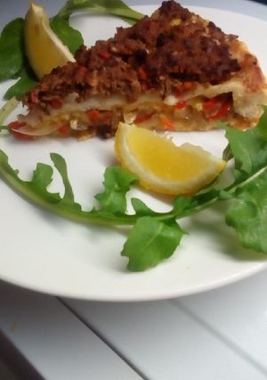 Una foto de Lehemeyum rellena de cebollas, pimientos verde y rojo y queso