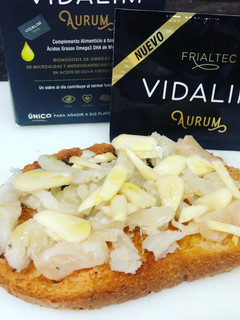 Una foto de Tostada de Bacalao semisalado con lámina de ajo y aceite VIDALIM