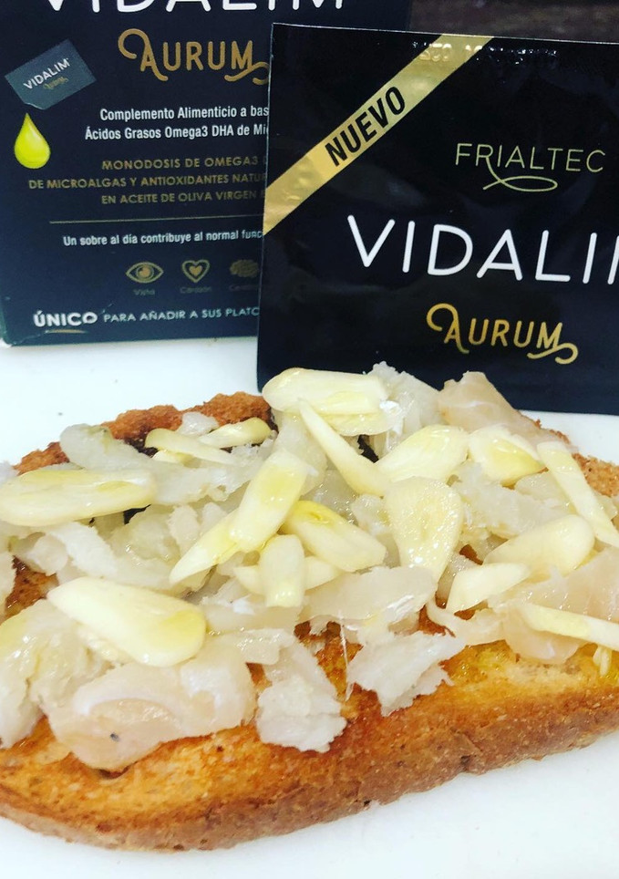 Una foto de Tostada de Bacalao semisalado con lámina de ajo y aceite VIDALIM