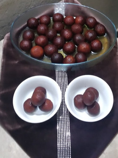 A picture of Gulab Jamun.
