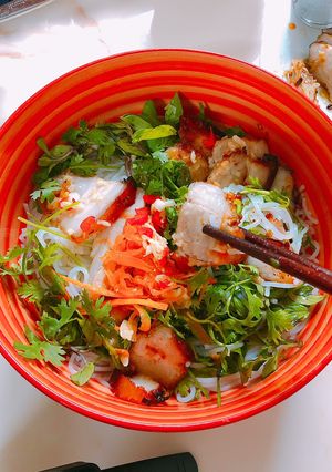 A picture of Vietnamese Grilled Pork Noodle Bowl (Bún trộn thịt nướng).