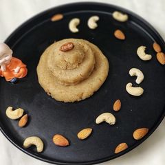 A picture of Sooji Halwa seera.