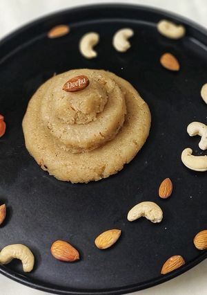 A picture of Sooji Halwa seera.
