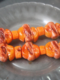 Una foto de Banderillas de frankfurt y cherrys con zanahoria