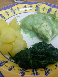 Una foto de Merluza con bechamel de espinacas y patatas