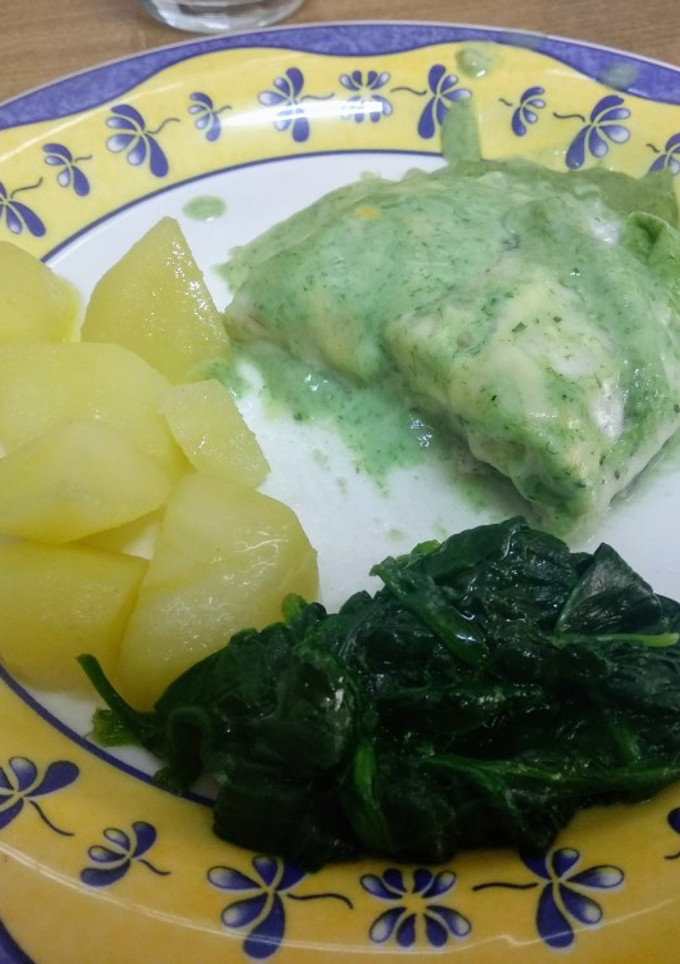 Una foto de Merluza con bechamel de espinacas y patatas