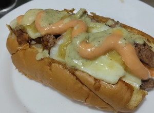 Una foto de Sándwich🌭de carne🍖, queso🧀y verduras cremosas🥕🧅🥒😜!!!