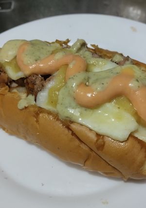 Una foto de Sándwich🌭de carne🍖, queso🧀y verduras cremosas🥕🧅🥒😜!!!