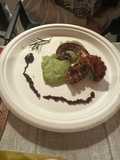 Tentacoli di polpo in salsa barbecue e pangrattato, su crema di patate e piselli