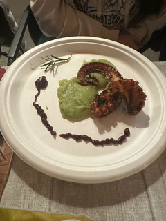 Foto di Tentacoli di polpo in salsa barbecue e pangrattato, su crema di patate e piselli