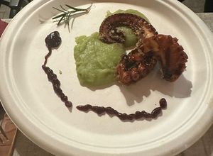 Foto di Tentacoli di polpo in salsa barbecue e pangrattato, su crema di patate e piselli