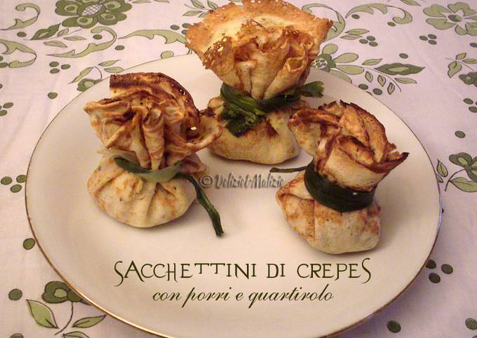 Sacchettini di crepes con porri e quartirolo