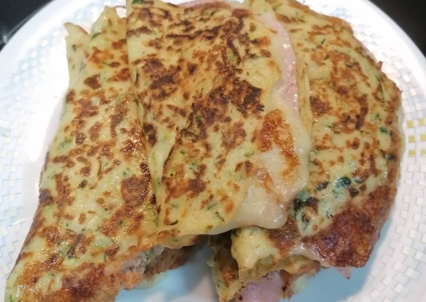 231. Tortitas de calabacín rellenas de jamón y mozzarella