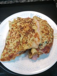 Una foto de 231. Tortitas de calabacín rellenas de jamón y mozzarella