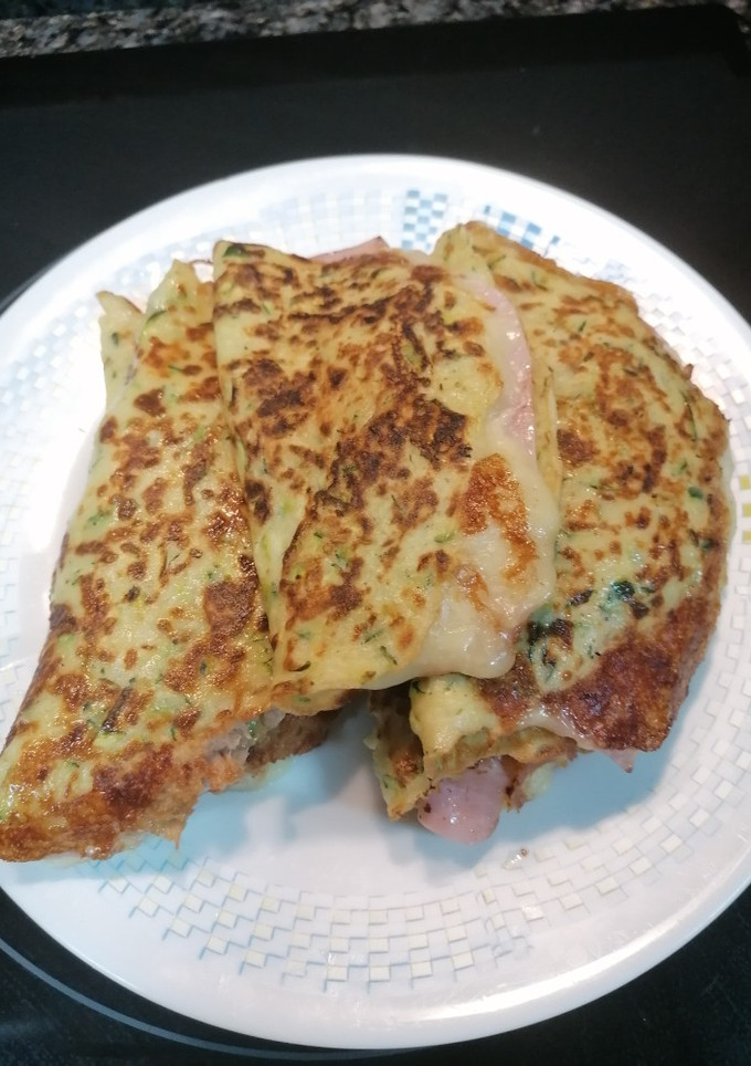 Una foto de 231. Tortitas de calabacín rellenas de jamón y mozzarella