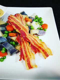 Una foto de Ensaladilla con crujiente de panceta curada y mayonesa de miso