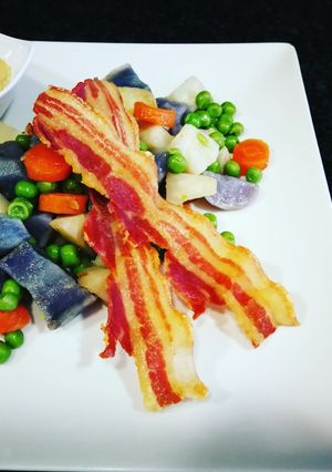 Una foto de Ensaladilla con crujiente de panceta curada y mayonesa de miso