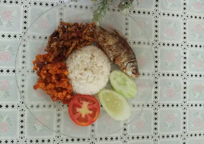 Nasi Uduk, Sambal Kentang, Orak Arik Tempe, Ikan goreng