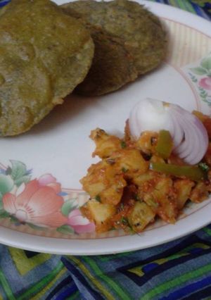 A picture of Palak poori.