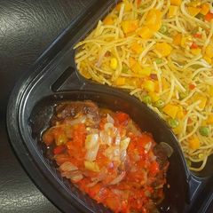 A picture of Stir fry spagetti with pepper sauce.