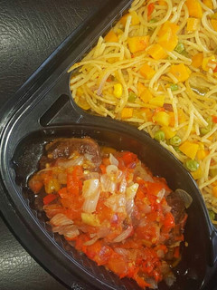 A picture of Stir fry spagetti with pepper sauce.