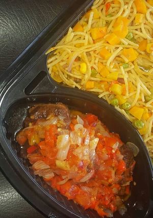 A picture of Stir fry spagetti with pepper sauce.