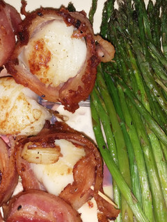 A picture of Bacon wrapped scallops.