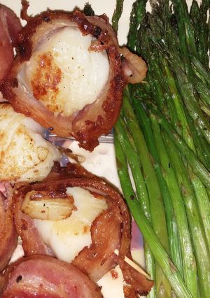 A picture of Bacon wrapped scallops.