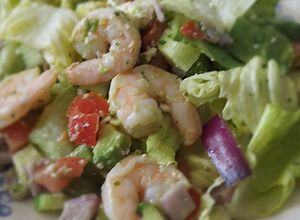 Une photo de #recettesdevacances Salade composée avocat et crevettes