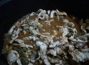 Una foto de Bistec en salsa mora con nopales