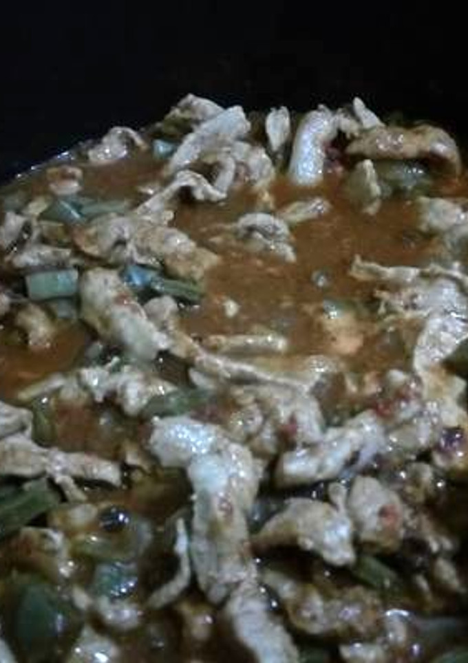 Una foto de Bistec en salsa mora con nopales