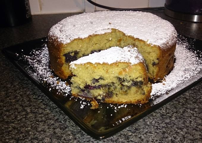 blueberry and chocolate cake