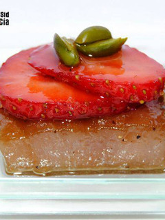 Una foto de Atún marinado con pistachos frescos y fresas