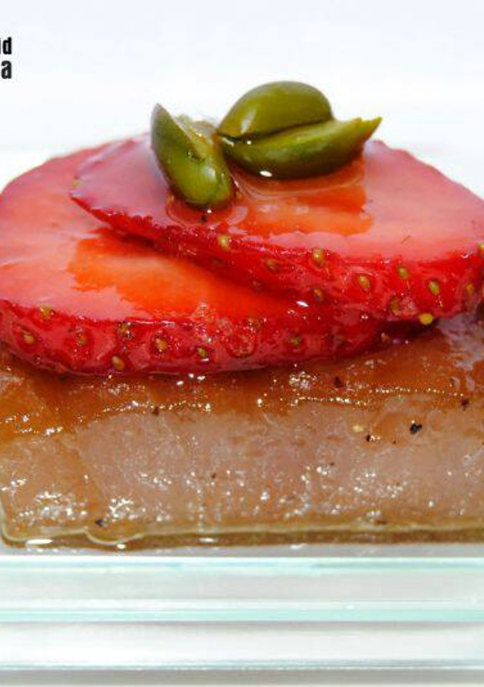Una foto de Atún marinado con pistachos frescos y fresas 