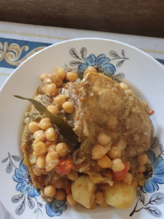 Una foto de Pollos marinados con garbanzos
