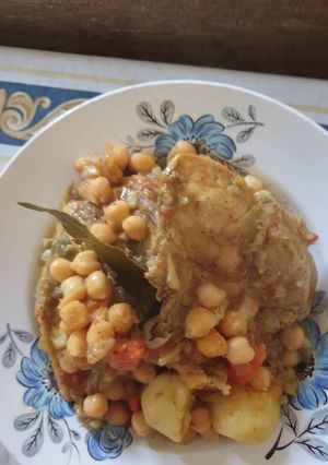 Foto principal de Pollos marinados con garbanzos