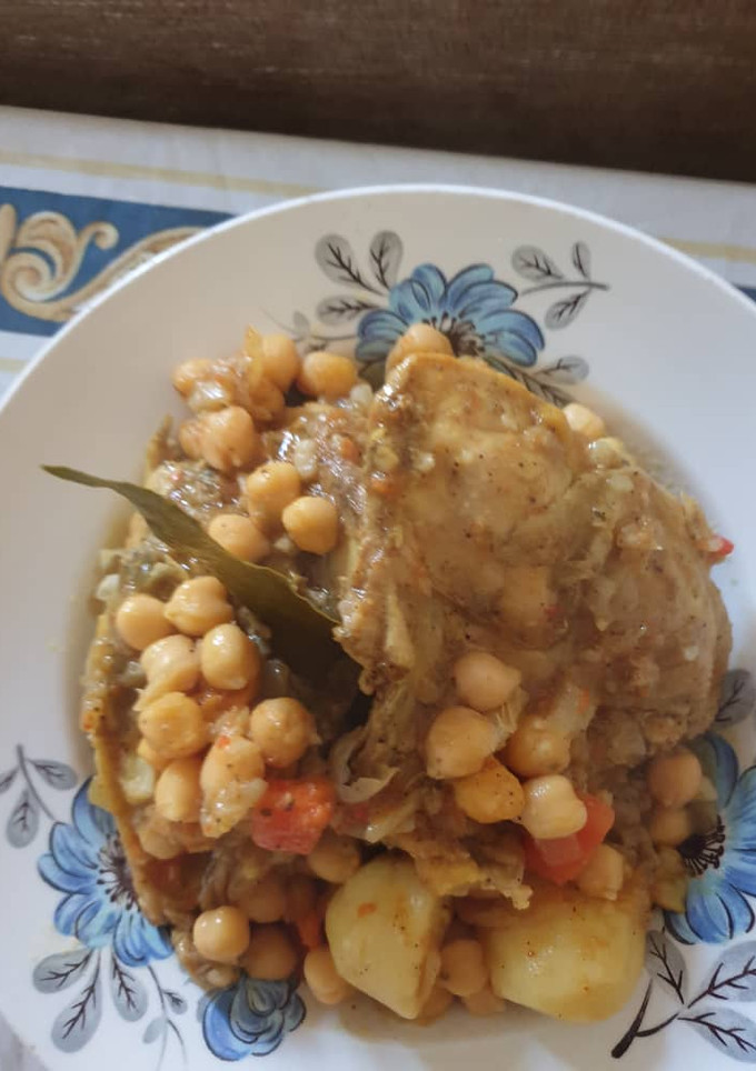 Una foto de Pollos marinados con garbanzos