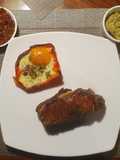 Bife de chorizo con dips de tomate agridulce picante y palta. Morrón con huevo