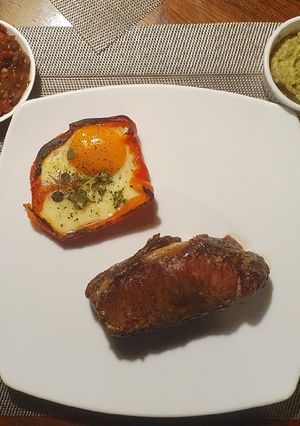 Una foto de Bife de chorizo con dips de tomate agridulce picante y palta. Morrón con huevo