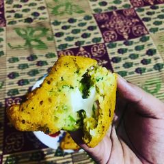 A picture of Crunchy Aloo triangle pakoda.