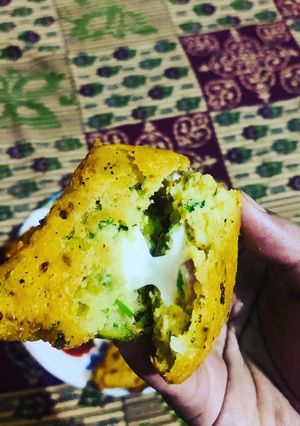 A picture of Crunchy Aloo triangle pakoda.