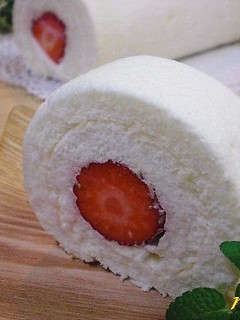 A picture of Pure White Roll Cake.