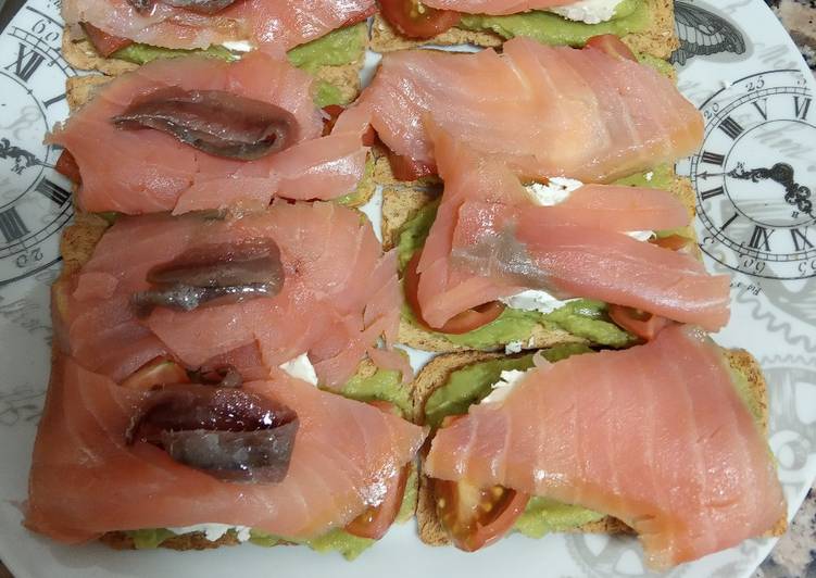 Mini tostadas con guacamole, salmón y queso de cabra