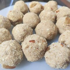 A picture of Sooji ke Laddoo.