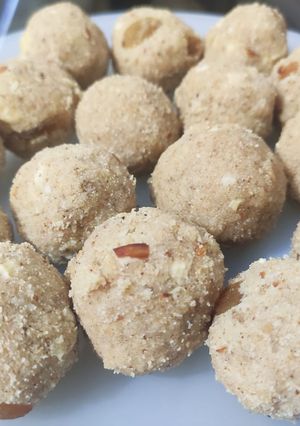 A picture of Sooji ke Laddoo.