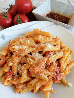 Una foto de Macarrones con bacon y mojo picon