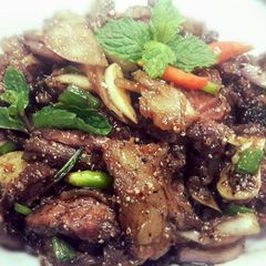 A picture of Nuae Namtok or Thai Spicy Grilled Beef Salad.