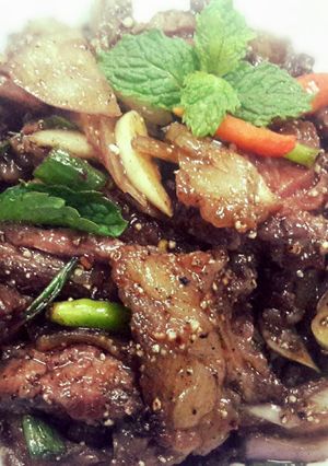 A picture of Nuae Namtok or Thai Spicy Grilled Beef Salad.