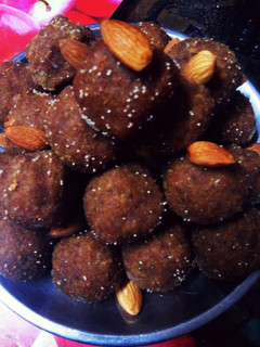 चूरमा लडडू (Churma ladoo recipe in Hindi) रेसिपी मुख्य फोटो