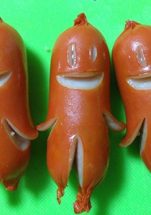 A picture of Sausage Aliens.